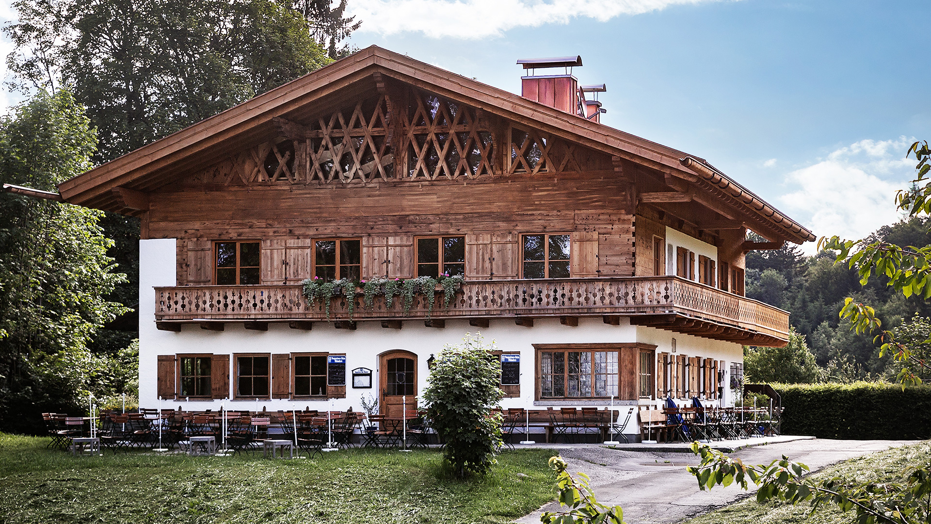 Bergasthof Wamberg mit Waxenstein im Hintergrund